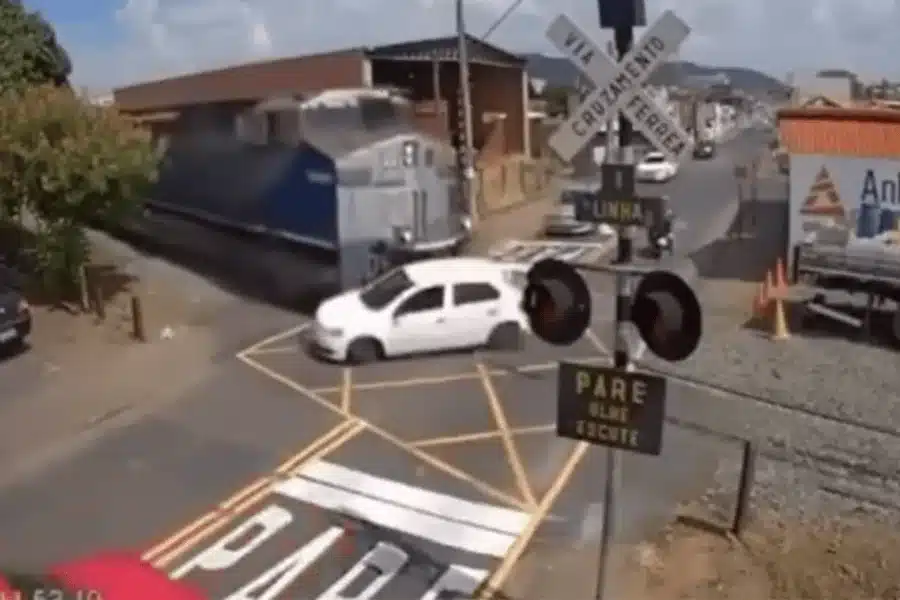 Trem Atinge Carro Que Ficou Parado Sobre Trilhos Após Batida No Interior De São Paulo