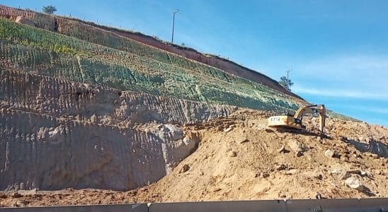 Viaoeste Realiza Desmonte De Rocha Na Rodovia Lívio Tagliassachi