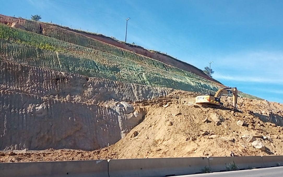 Viaoeste Realiza Desmonte De Rocha Na Rodovia Lívio Tagliassachi