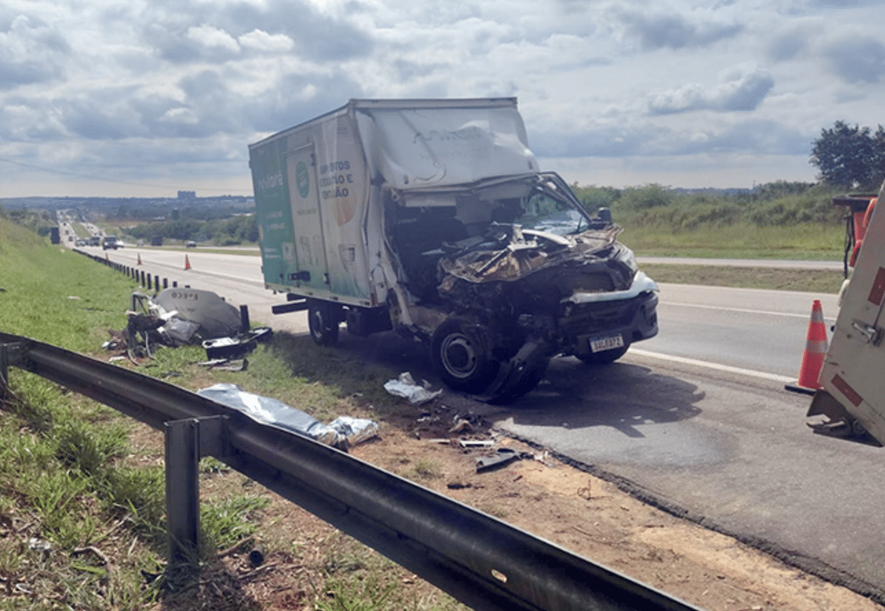 Acidente Entre Caminhões Deixa Uma Pessoa Morta Na Sp-75