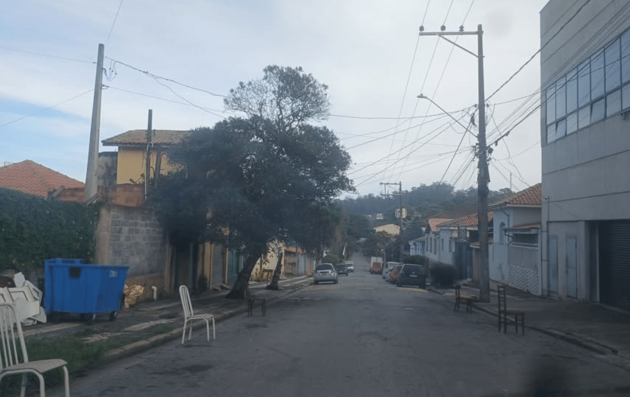 Cadeiras No Asfalto Geram Polêmica E Desafiam Lei Em Mairinque