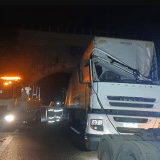 Carreta De Miojo Que Tombou Em São Roque É Removida Após 38H Tombada Na Raposo Tavares