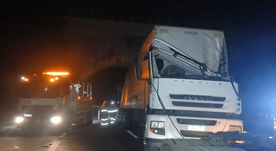 Carreta De Miojo Que Tombou Em São Roque É Removida Após 38H Tombada Na Raposo Tavares