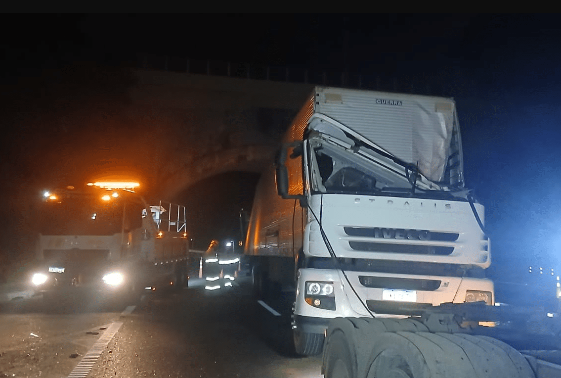 Carreta De Miojo Que Tombou Em São Roque É Removida Após 38H Tombada Na Raposo Tavares
