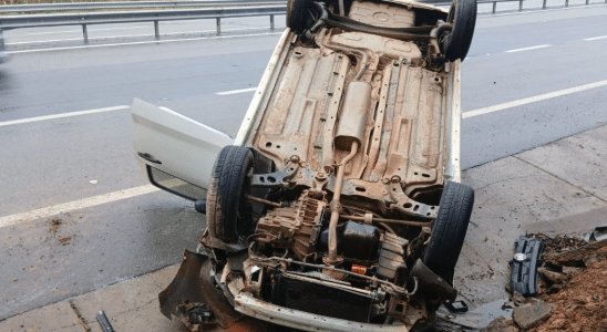 Carro Capota No Km 79 Da Raposo Tavares Em Alumínio Em Trecho De Curva