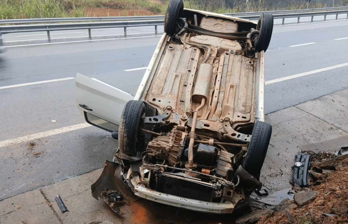 Carro Capota No Km 79 Da Raposo Tavares Em Alumínio Em Trecho De Curva