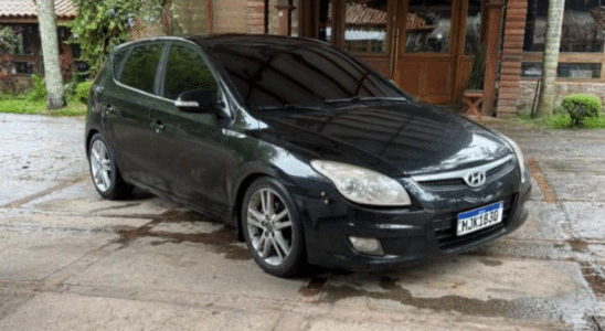 Carro É Furtado Em Frente De Garagem Em Bairro De São Roque