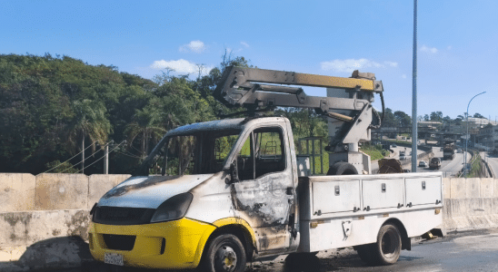 Incendio Destroi Utilitario E Interdita Viaduto Sobre A Raposo Tavares Em Mairinque