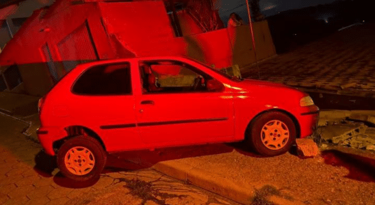 Motorista Bâbado Bate Carro Em Muro De Casa Em Mairinque E Carro É Apreendido