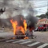 Kombi Da Prefeitura Destruda Por Incndio Em Avenid 1779105151599
