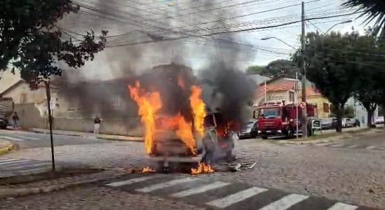 Kombi Da Prefeitura Destruda Por Incndio Em Avenid 1779105151599
