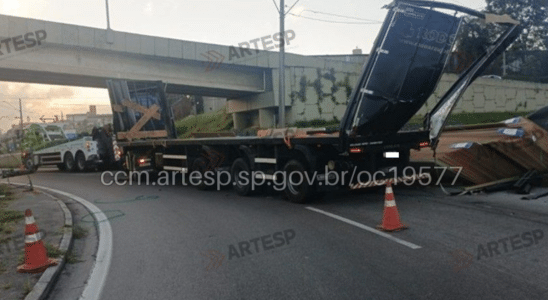 Carreta Roubada Tomba Durante Perseguicao Policial Em Itapevi