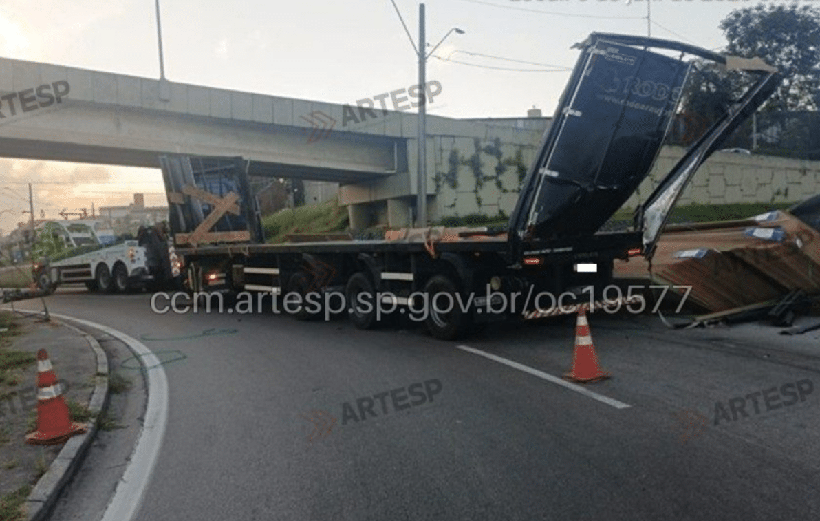 Carreta Roubada Tomba Durante Perseguicao Policial Em Itapevi