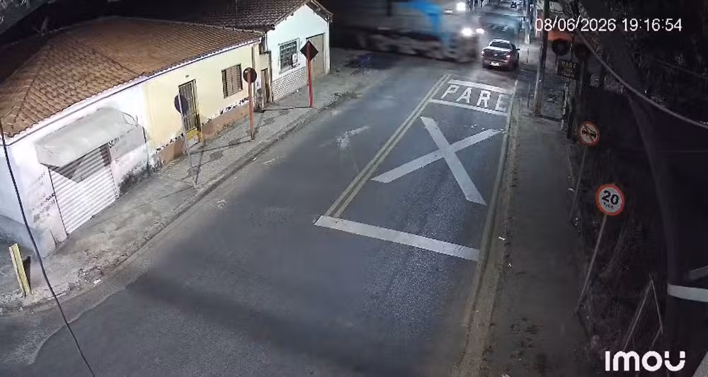 Carro É Atingido Por Trem E Idoso Fica Preso Às Ferragens 7 Carro E Atingido Por Trem E Idoso Fica Preso As Ferragens