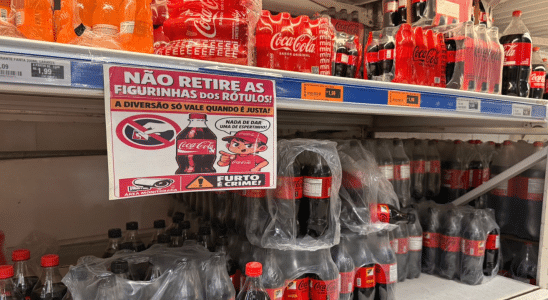 Consumidores Estao Arrancando Rotulos De Garrafas De Coca Cola Em Supemercado De Cotia Para Conseguir Figurinhas Da Copa