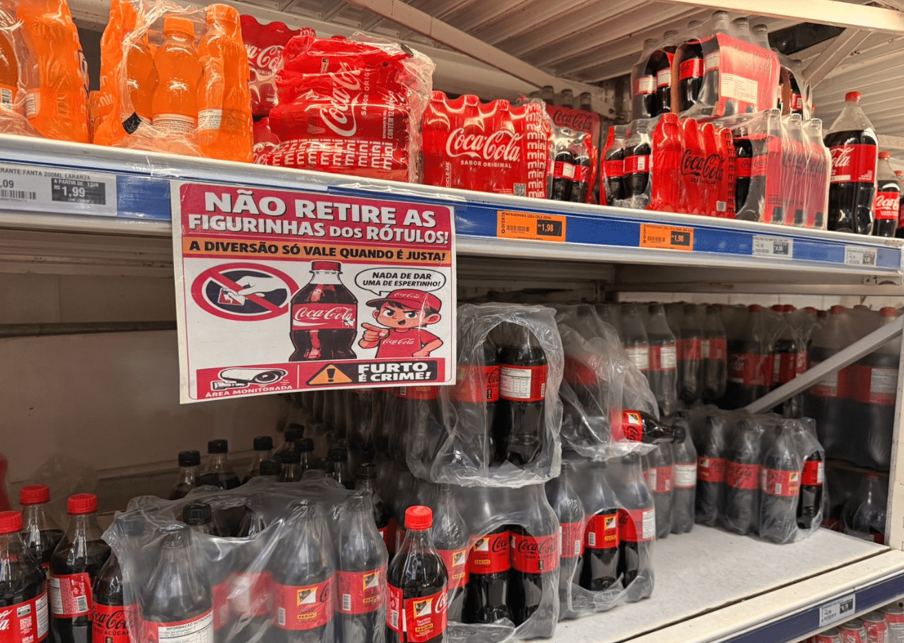 Consumidores Estao Arrancando Rotulos De Garrafas De Coca Cola Em Supemercado De Cotia Para Conseguir Figurinhas Da Copa