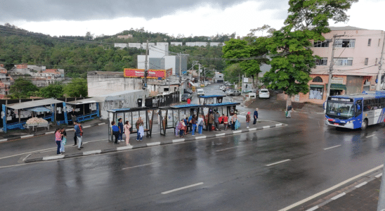 Cotia Tera Ponto De Onibus Com Biblioteca Sinal De Wi Fi Gratuito E Acessibilidade