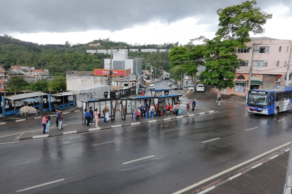 Cotia Tera Ponto De Onibus Com Biblioteca Sinal De Wi Fi Gratuito E Acessibilidade