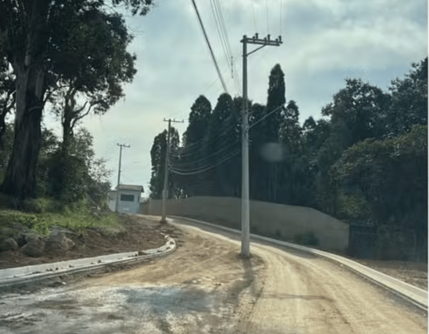 Em Sorocaba Prefeitura Faz Asfalto E Deixa Postes De Energia No Meio Da Rua
