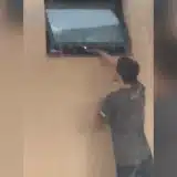 Homem É Detido Após Ser Flagrado Filmando Mulher No Banheiro Pela Janela