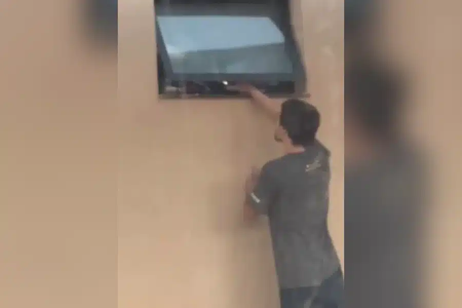 Homem É Detido Após Ser Flagrado Filmando Mulher No Banheiro Pela Janela 7 Homem É Detido Após Ser Flagrado Filmando Mulher No Banheiro Pela Janela