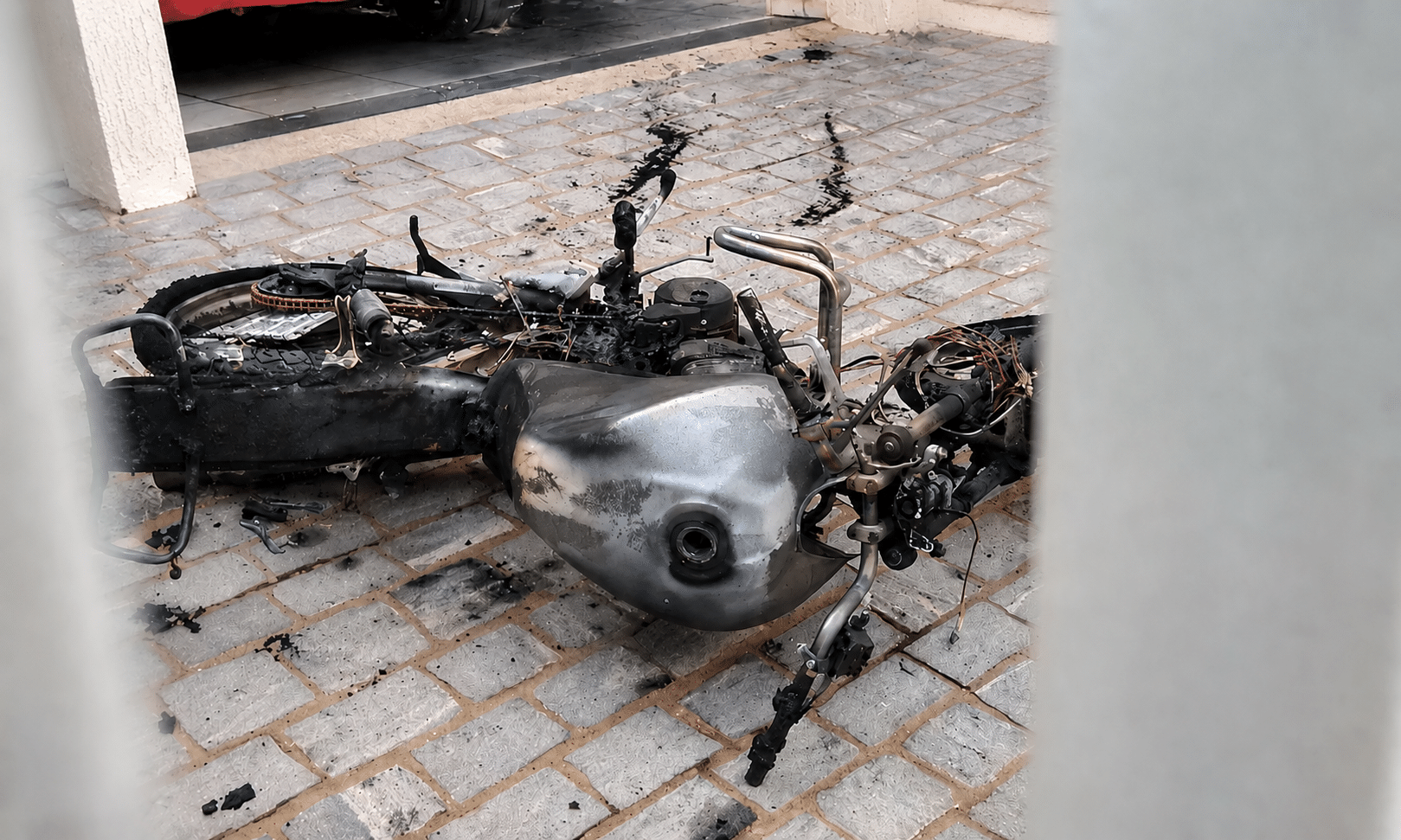 Jovem Ateia Fogo Em Moto Ao Pegar Namorado Em Relação Sexual Com Cunhado Em Bairro De Mairinque