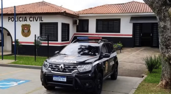 Mae E Presa Apos Filho De Dois Anos Defecar Preservativos Em Creche