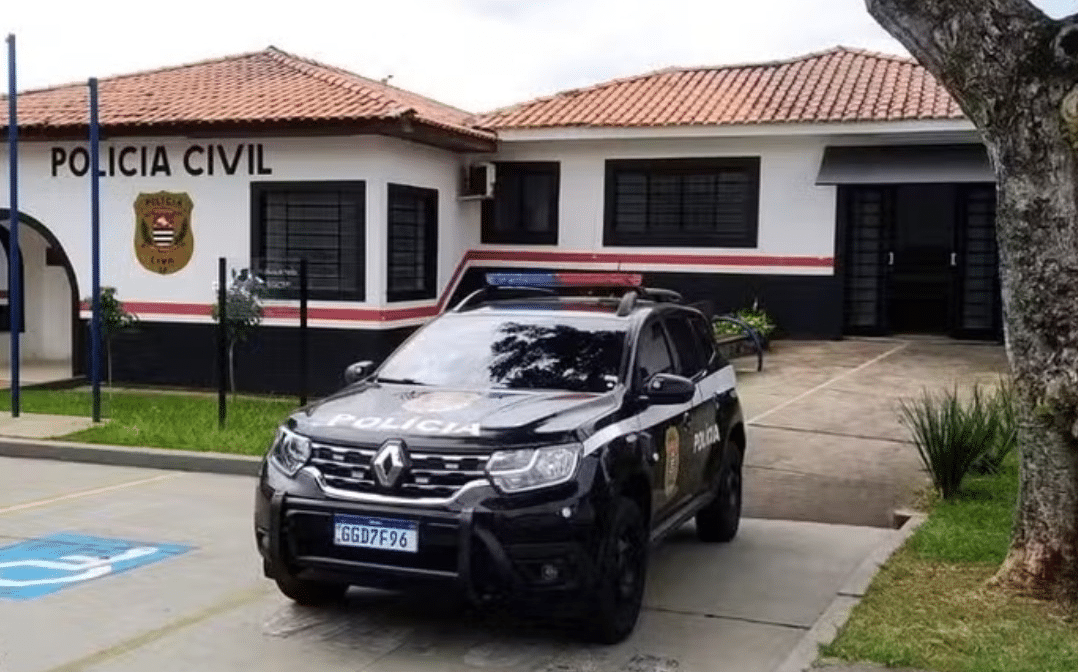 Mae E Presa Apos Filho De Dois Anos Defecar Preservativos Em Creche